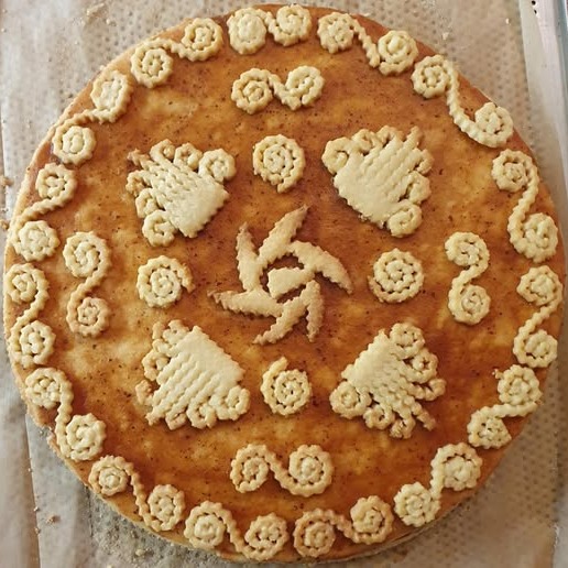 🍰 En klassiker som aldrig går ur tiden – Sorundatårtan. Doften av smör, mördeg,katrinplommon och äpplen. En bit historia på tallriken.

#SorundaTårta #Gårdsbakat #SorundaBakelse #SmakAvTradition #akerbygard_sorunda 

Vilka minnen väcker den här?