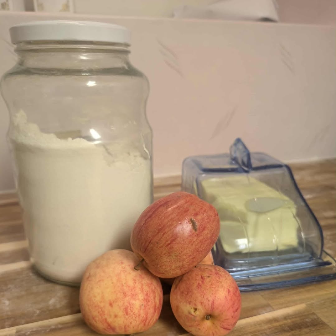 🍎 Äpplen, smör och mjöl – så börjar nästan varje historia i Sorunda. Vilken smak säger “hemma” för dig?

Dela din favorittradition i kommentaren.😁😁
 #SmakAvTradition 
#SorundaTårta #AkerbyGard_Sorunda #Gårdsbakat
#MatHantverk  #Tradition #LokalMat #smör